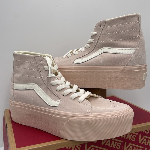 Vans WMNS Sk8-Hi Tapered Stacked Suede Shell
VN0A5JMKBXO
Platforms Sneakers - Picture 1 of 16